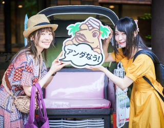 画像:フォトスポットで写真を撮る2人の女性