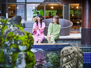 画像:足湯を楽しむ2人の女性