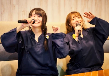 画像:カラオケを楽しむ2人の女性