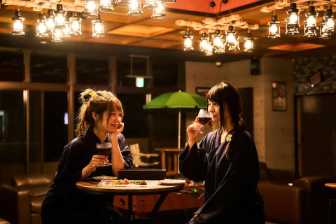 画像:お酒を飲む女性