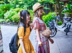 画像:玄関前の2人の女性