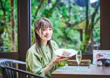 画像:食事をする女性