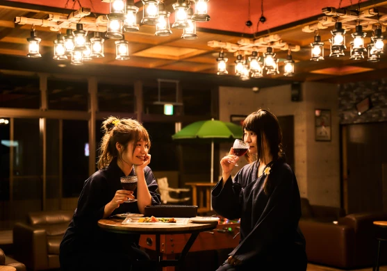 画像:夜食を楽しむ2人の女性