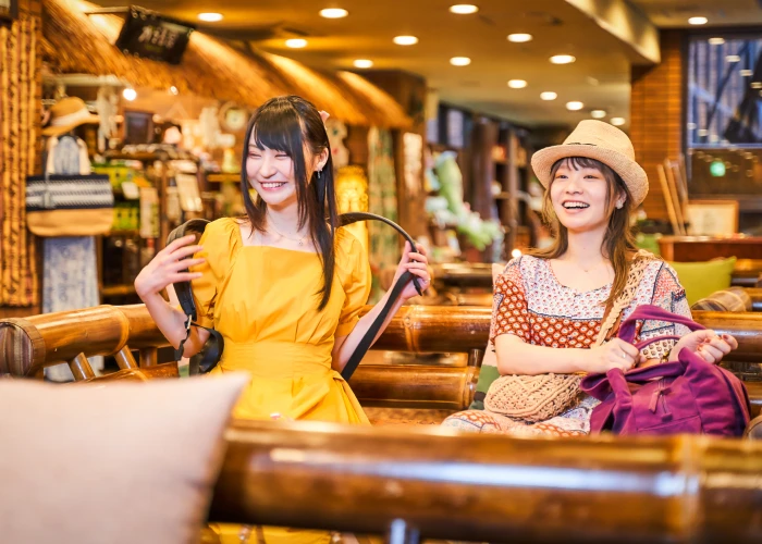 画像:館内で寛ぐ2人の女性