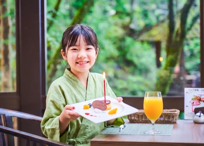 画像:お祝いのプレートを持つ女の子