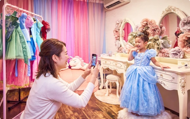 画像:きせかえルームで写真を撮っている親子